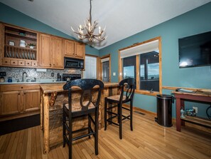 Fridge, microwave, oven, stovetop - Lookout Point Cabin-Long Range Mt View-PAVED ROADS-Hot tub-Fire Pit-Dog friendly (Blue Ridge)