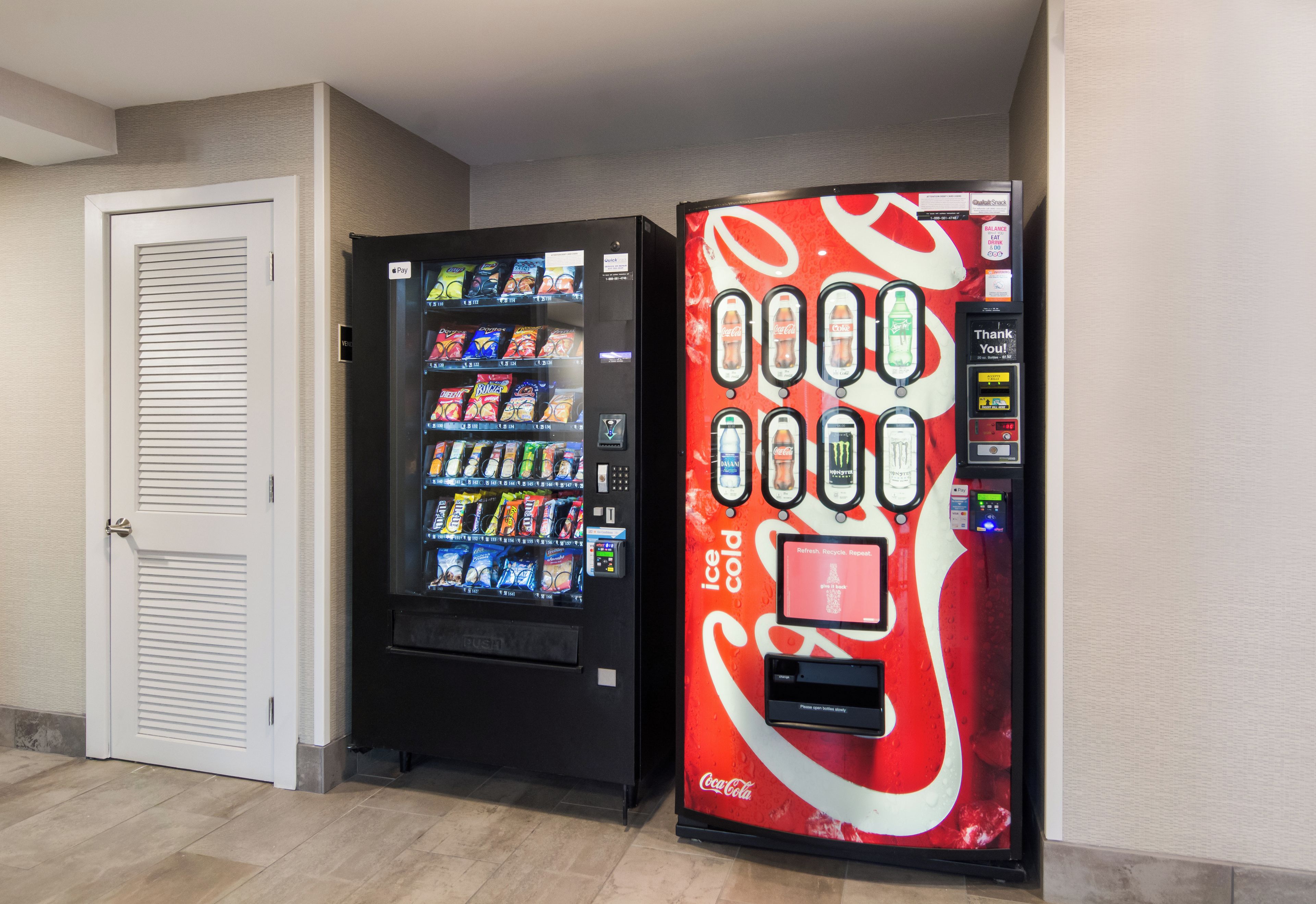 Två automater, den ena med en Coca-Cola-logotyp och den andra med ett urval av snacks.