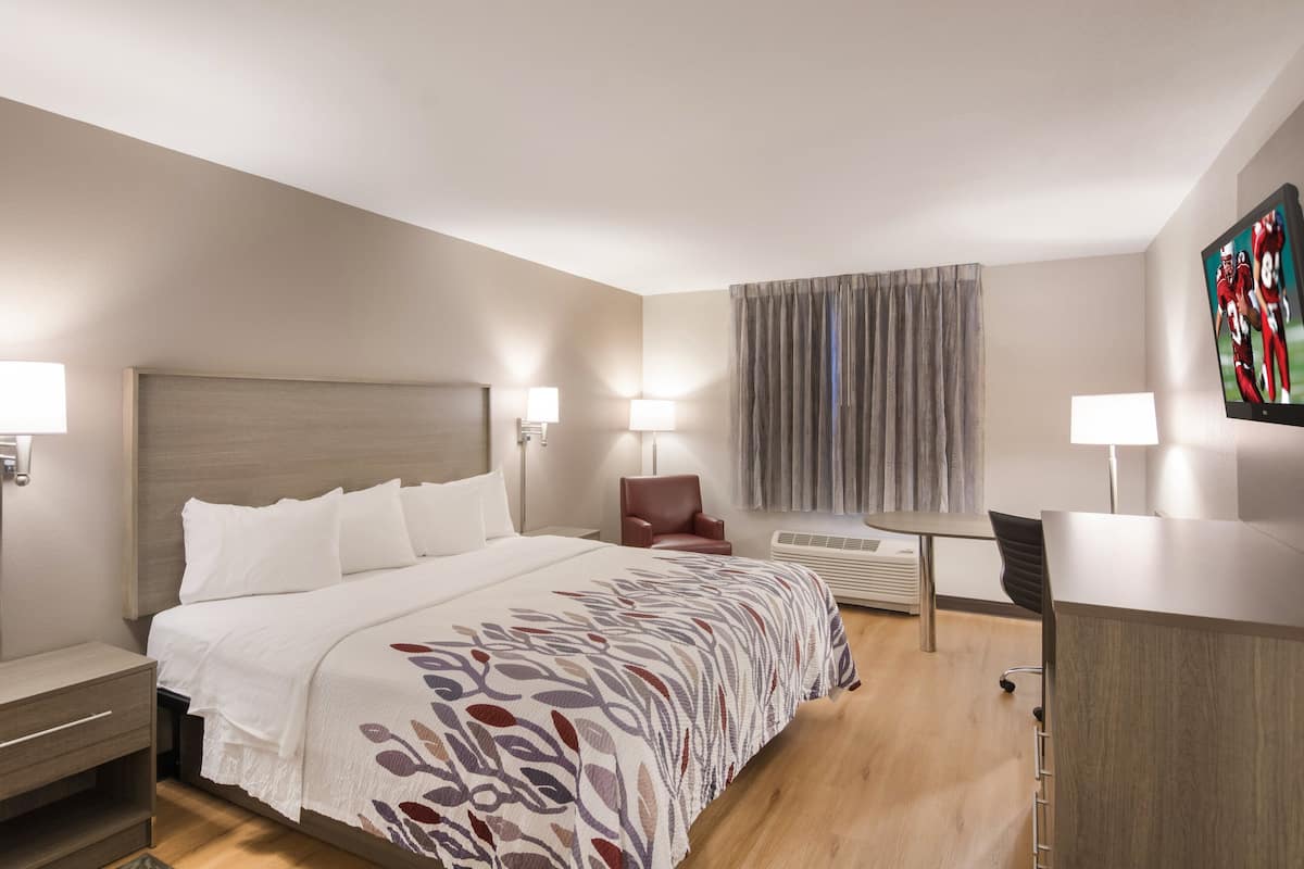 Superior Room, 1 King Bed, Non Smoking | Blackout drapes, free cribs/infant beds, free WiFi, bed sheets