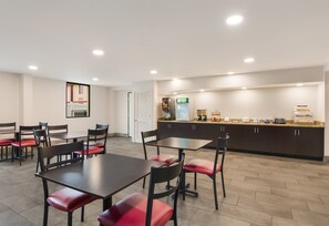 فطور أوروبي مجانًا يوميًا