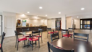 Un espace repas moderne avec un comptoir et des sièges.