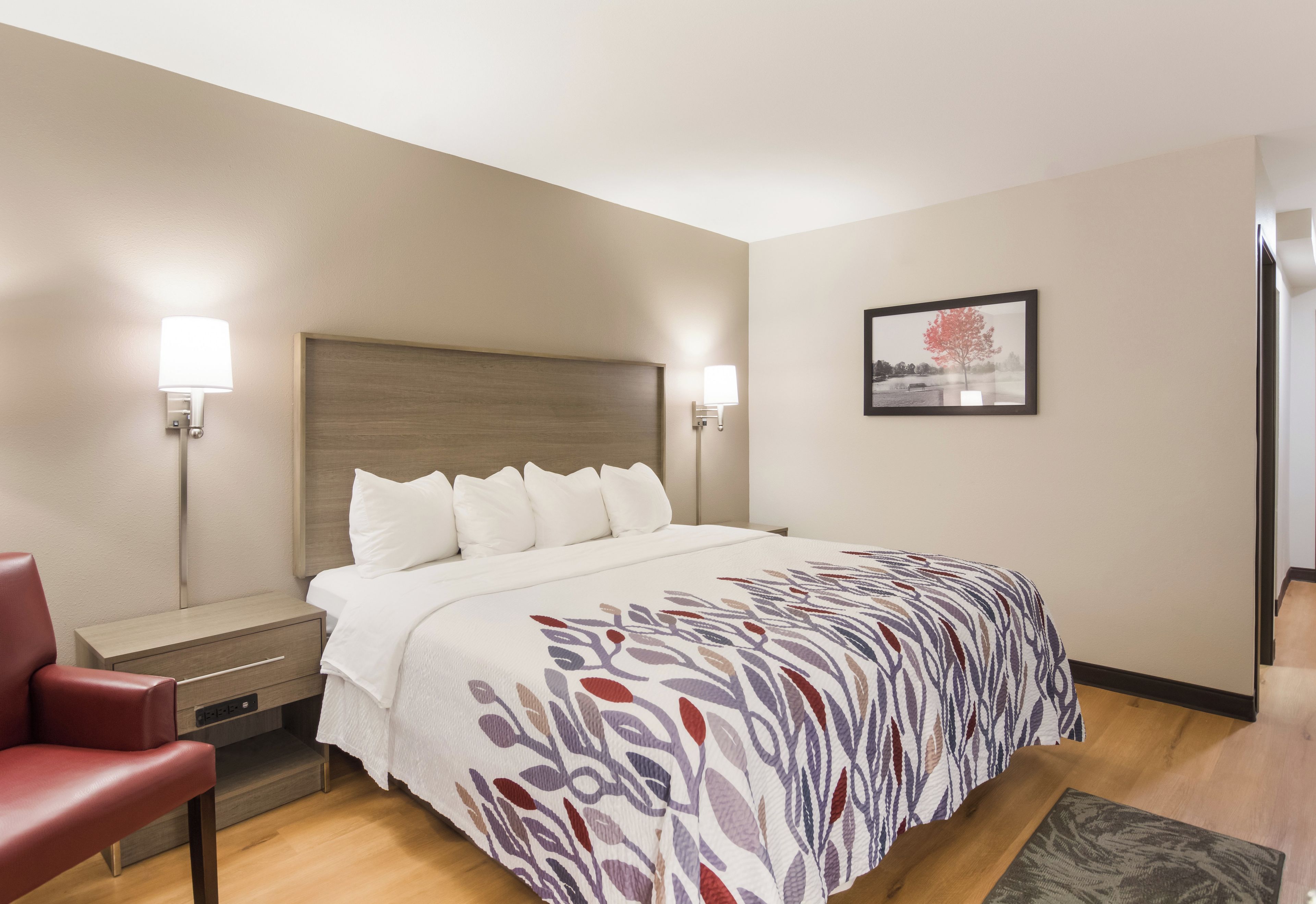 Deluxe Room, 1 King Bed, Non Smoking | Blackout drapes, cribs (free), WiFi (free), bed sheets