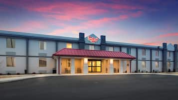 Et Red Roof Inn hotel med rødt tag og en række værelser.