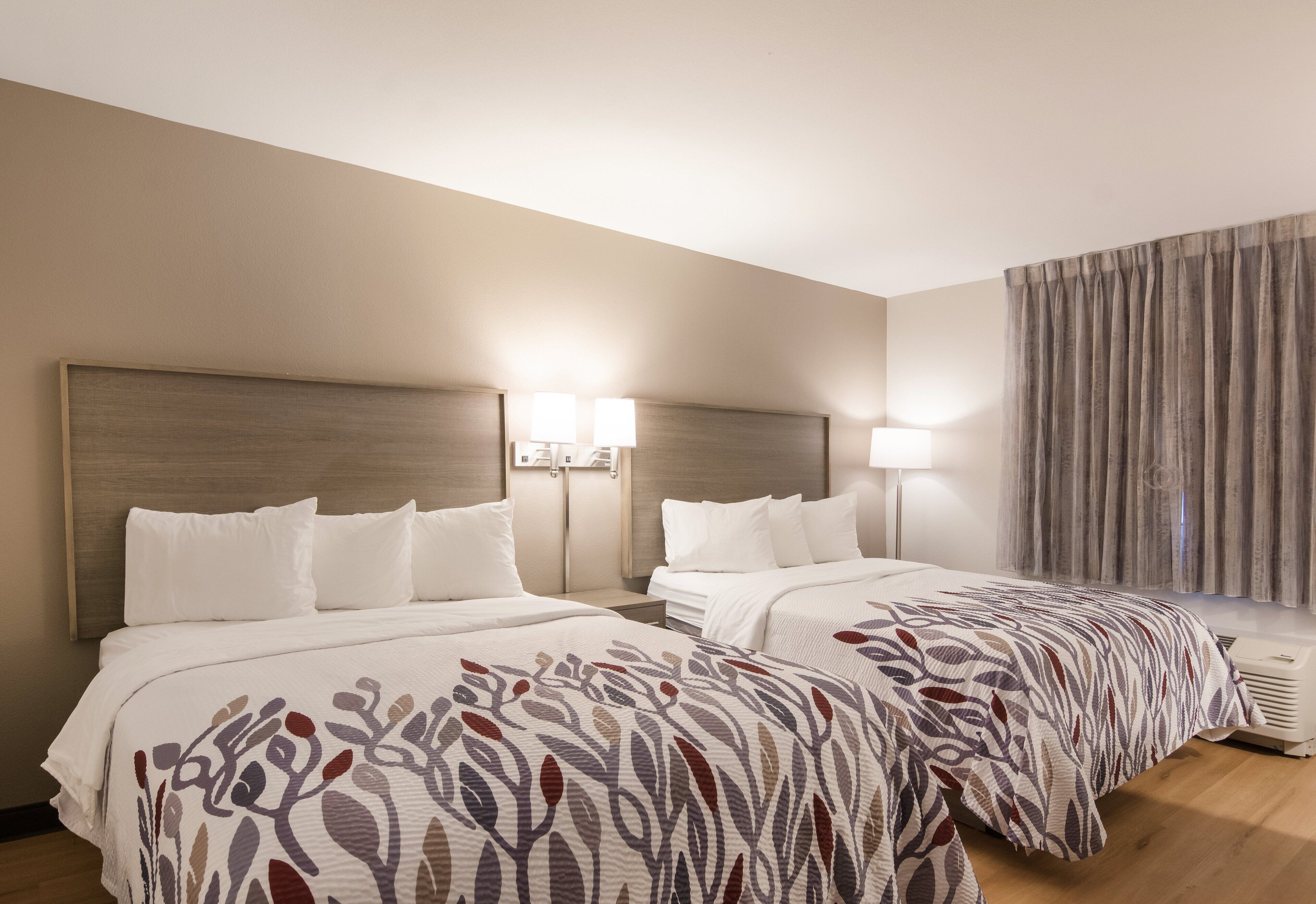 Habitación Deluxe, 2 camas Queen size, con acceso para personas discapacitadas, para no fumadores | Cortinas blackout, cunas gratuitas, wifi gratis y ropa de cama 