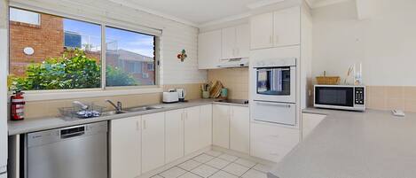 Jääkaappi, mikroaaltouuni, uuni, liesi