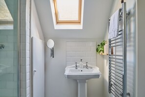 Bathroom - Oakey Cottage (Cheltenham)