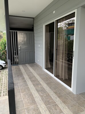 Exterior detail - Tucan House (Quepos)