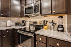 Fridge, microwave, oven, stovetop - VCR1-305 Reserve Deluxe Condo - Convention Center (Orlando)