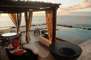 Een buitenzwembad, een verwarmd zwembad