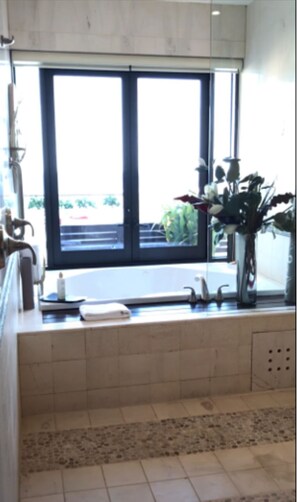Badewanne, Whirlpool, Haartrockner, Handtücher