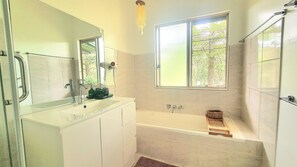 Bathtub, hair dryer, towels, soap - Ocean views on the horizon, Hot spa,pet friendly, fire pit, bbq, fully equipped. (Bonogin)
