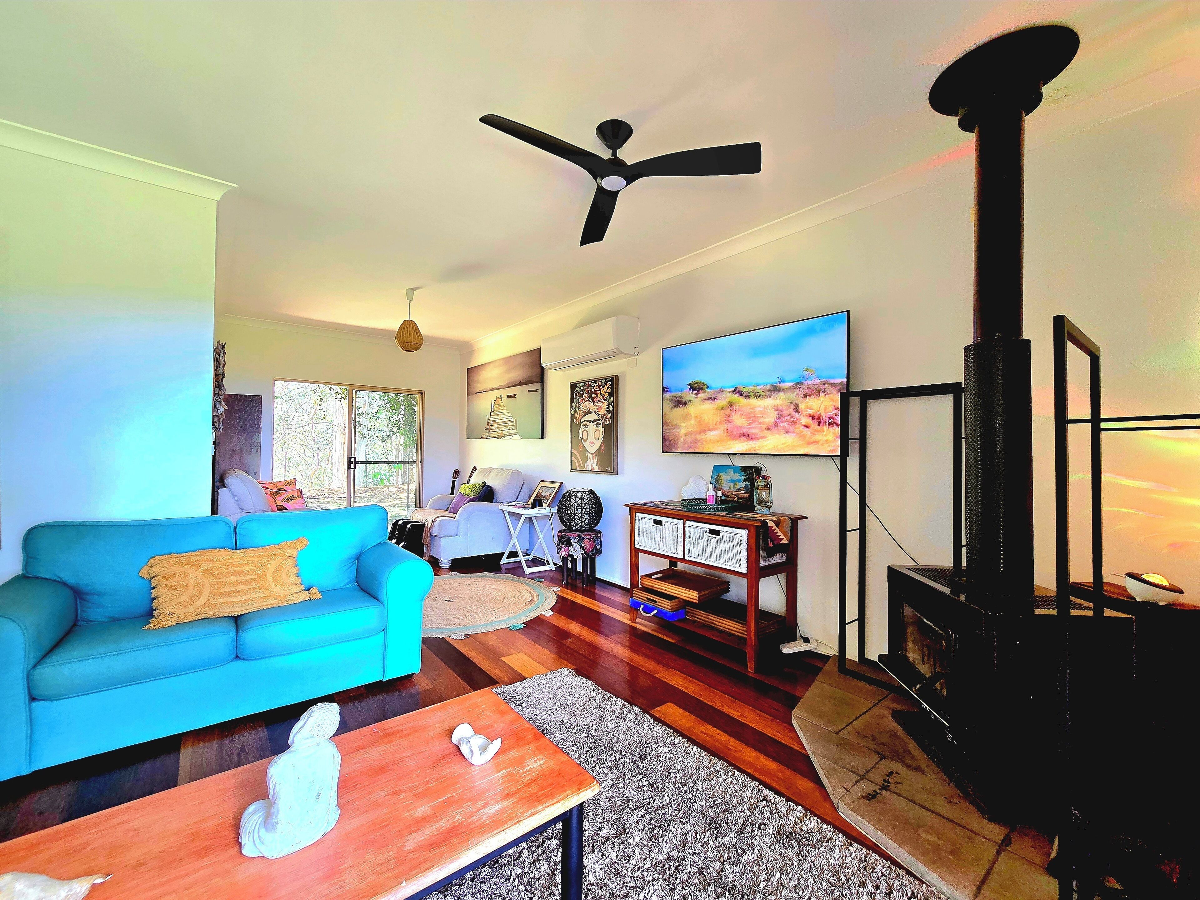 TV connectée, cheminée, livres, chaîne hi-fi