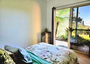 3 bedrooms, iron/ironing board, travel cot, free WiFi - Ocean views on the horizon, Hot spa,pet friendly, fire pit, bbq, fully equipped. (Bonogin)