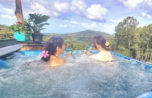 Outdoor spa tub - Ocean views on the horizon, Hot spa,pet friendly, fire pit, bbq, fully equipped. (Bonogin)