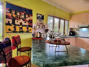 Fridge, microwave, oven, stovetop - Ocean views on the horizon, Hot spa,pet friendly, fire pit, bbq, fully equipped. (Bonogin)