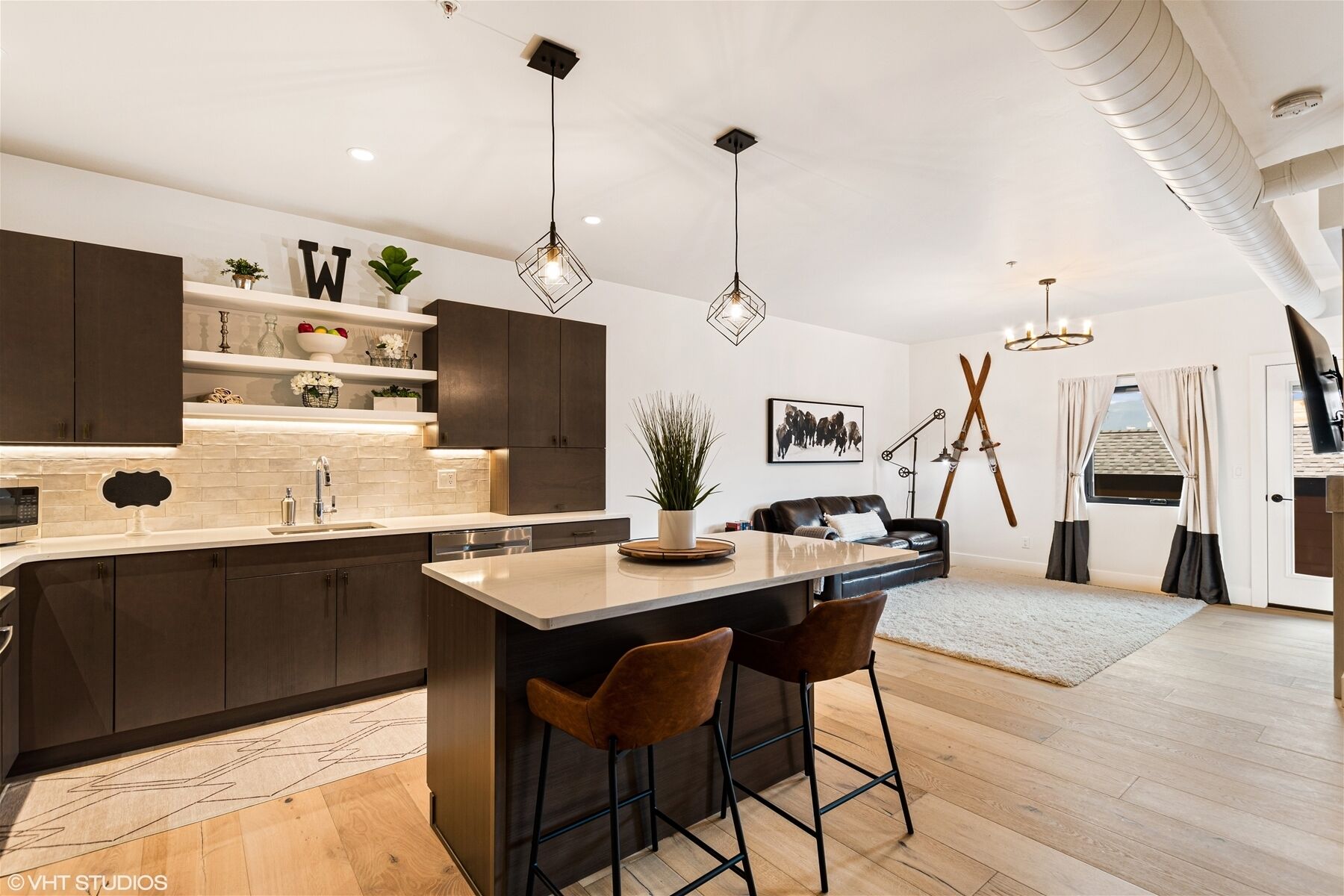 Bear Den - Luxury pet friendly condo, downtown! Close to restaurants & more!