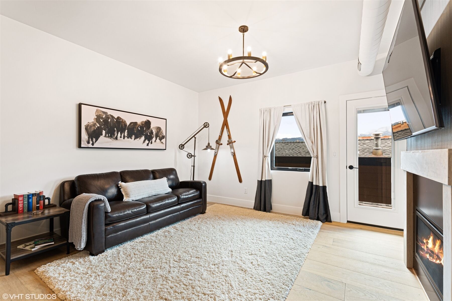 Bear Den - Luxury pet friendly condo, downtown! Close to restaurants & more!