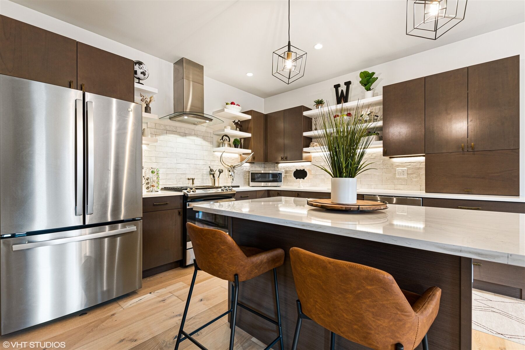 Bear Den - Luxury pet friendly condo, downtown! Close to restaurants & more!