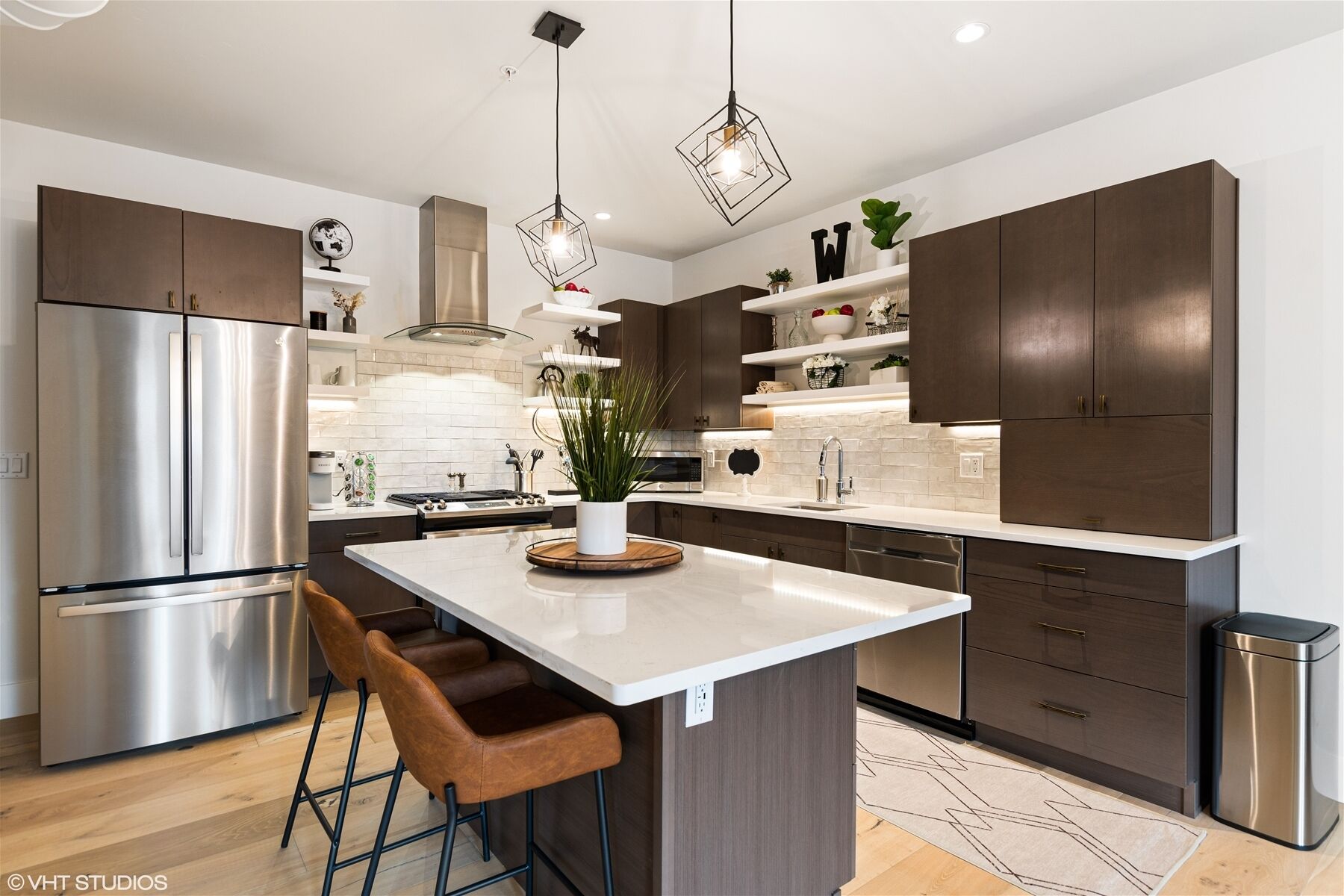 Bear Den - Luxury pet friendly condo, downtown! Close to restaurants & more!