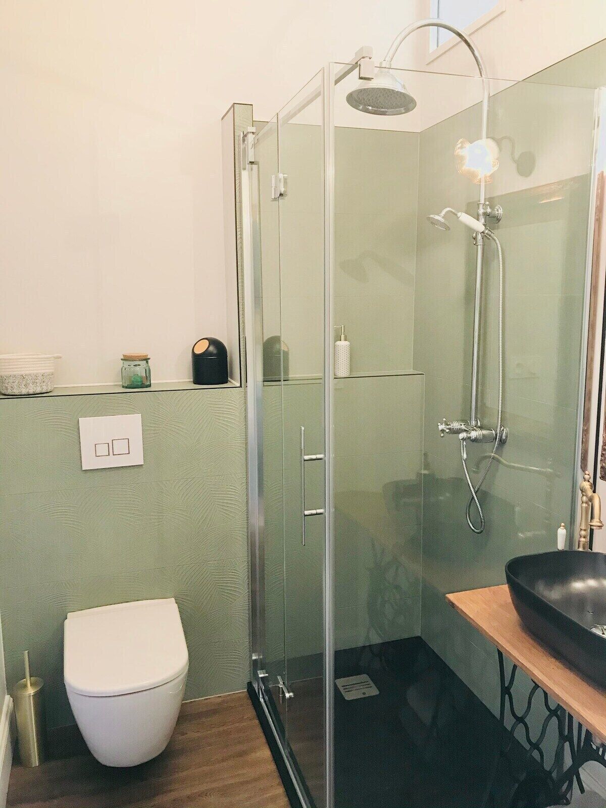 Douche, sèche-cheveux, serviettes fournies, savon