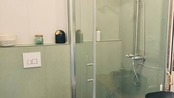 Een douche, een haardroger, handdoeken, zeep