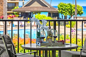 Outdoor dining - Tropical decor, ocean views and stunning sunsets (Lahaina)