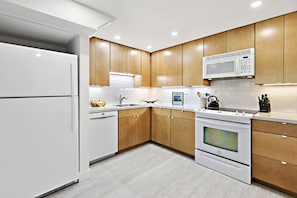 Refrigerador, microondas, horno, placa de cocina