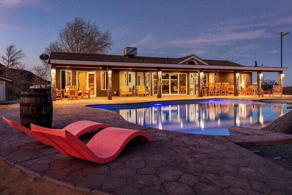 Outdoor pool, an infinity pool