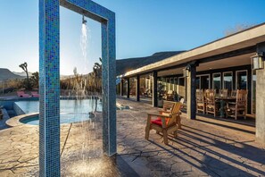 Outdoor pool, an infinity pool - Wind Hill in Pioneertown & Joshua Tree (Yucca Valley)