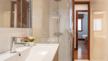 Een douche,  milieuvriendelijk toiletgerief, een haardroger, handdoeken