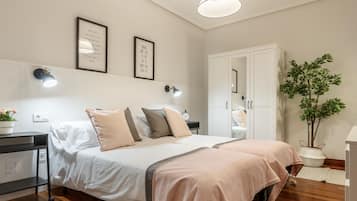 4 slaapkamers, een bureau, een strijkplank/strijkijzer, reisbedje
