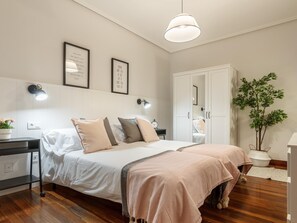 4 slaapkamers, een bureau, een strijkplank/strijkijzer, reisbedje