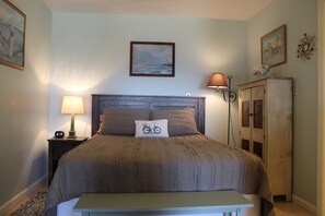 Een strijkplank/strijkijzer, gratis wifi, beddengoed