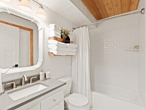 Ensemble baignoire-douche, séchoir à cheveux, serviettes fournies, savon