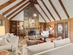 Smart-tv, een open haard en een dvd-speler