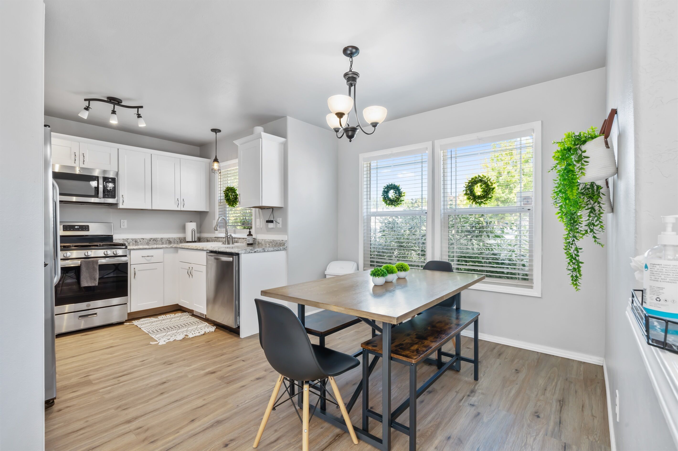 South Nampa, Large yard, BBQ, Skylights, Sleeps 10