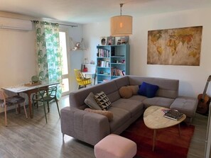 Télévision, livres, espaces bureaux