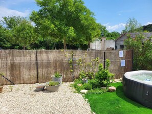 Outdoor spa tub - Charming rentals (Mazan)