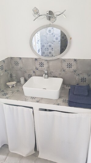 Shower, hair dryer, towels, toilet paper