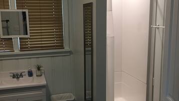 Douche, serviettes fournies, papier toilette