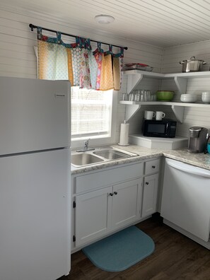 Mikrobølgeovn, oppvaskmaskin, kaffetrakter/tekoker og brødrister