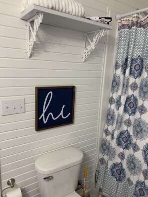 Shower, hair dryer, towels, soap - The Cozy Cabell Cottage (Monticello)