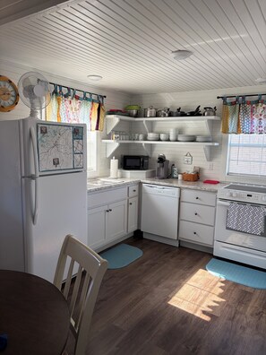 Microwave, dishwasher, coffee/tea maker, toaster - The Cozy Cabell Cottage (Monticello)
