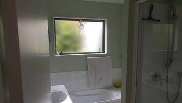 Vasca, asciugacapelli, asciugamani, sapone