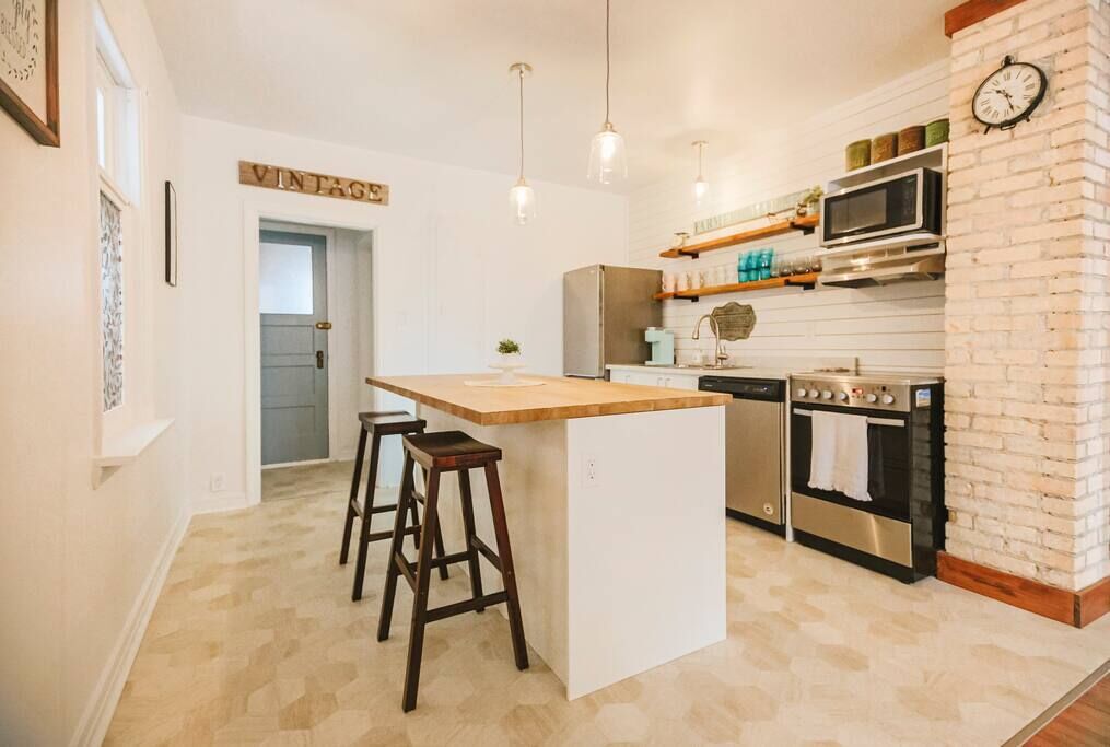 *The Canary!! Minutes to downtown and river!!*