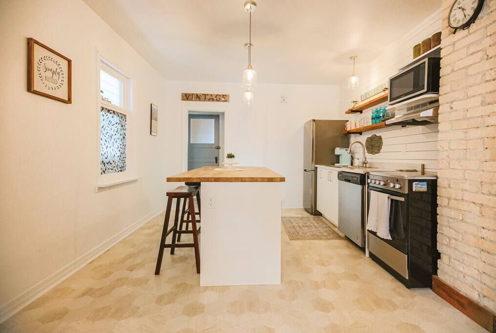 *The Canary!! Minutes to downtown and river!!*