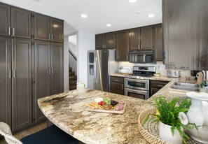 Fridge, microwave, oven, stovetop - Avail 4 Stagecoach! 5 miles from Polo Fields. King Beds & Views. DM 4 details. (La Quinta)