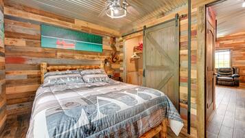 2 bedrooms, iron/ironing board, internet, bed sheets