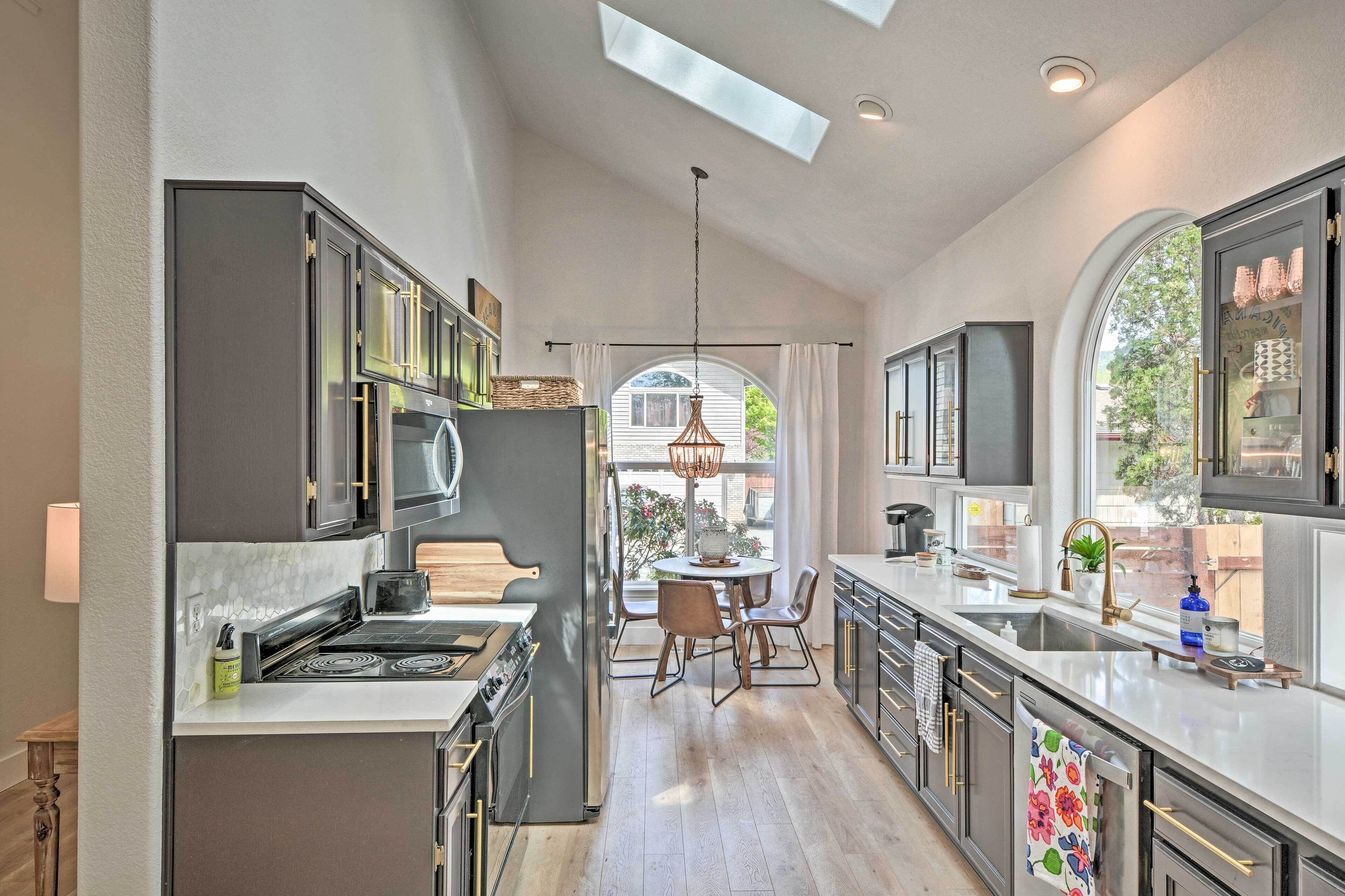 Chic Grants Pass Home - 1 Mi to Drinks & Dining!