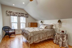3 bedrooms, iron/ironing board, travel crib, internet